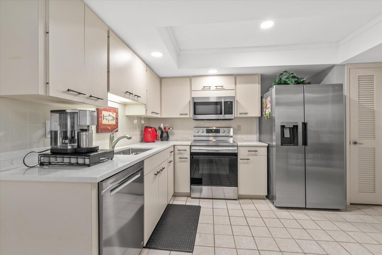 Image 15 of 30 For 3862 Wilshire Circle W 107