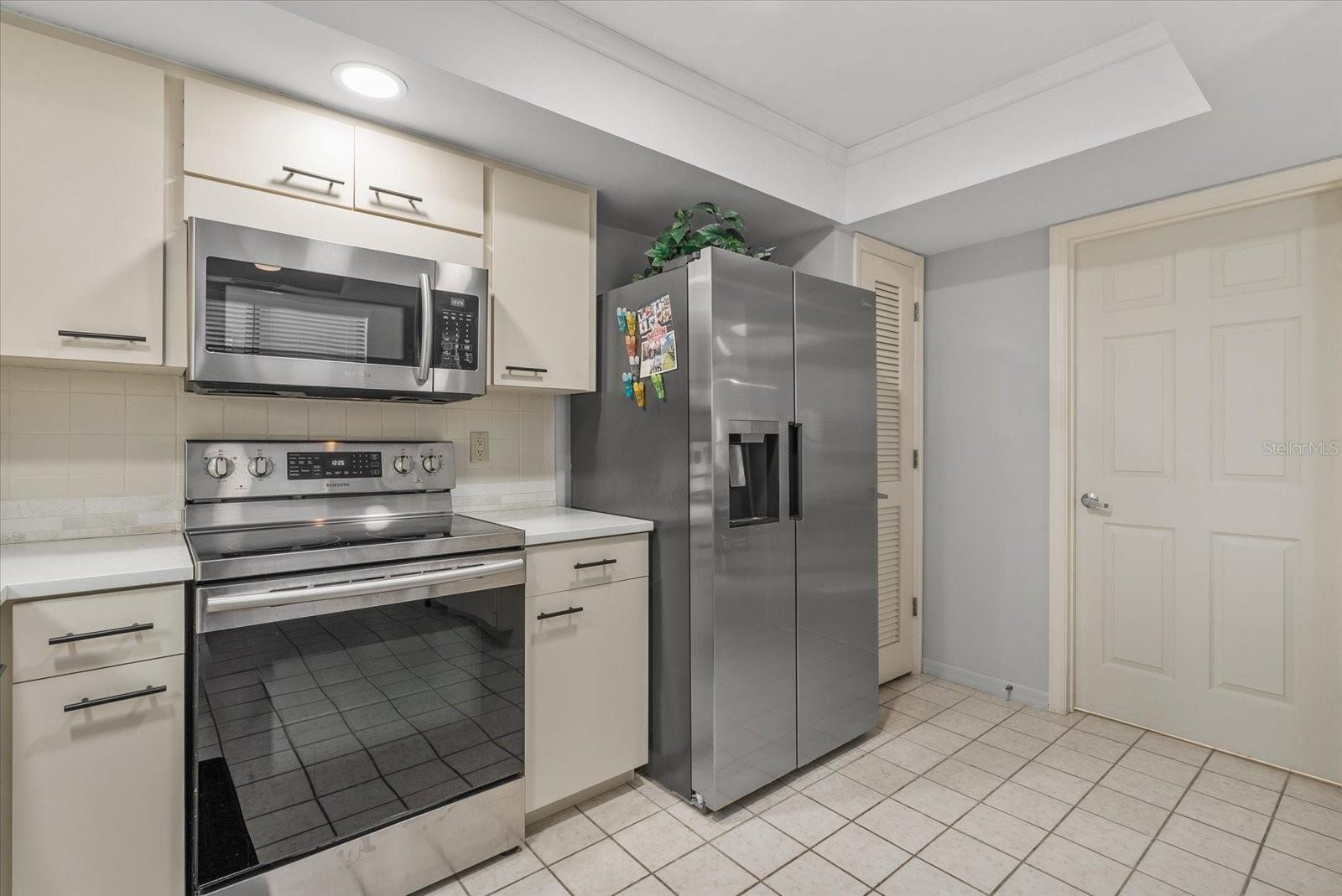 Image 7 of 30 For 3862 Wilshire Circle W 107