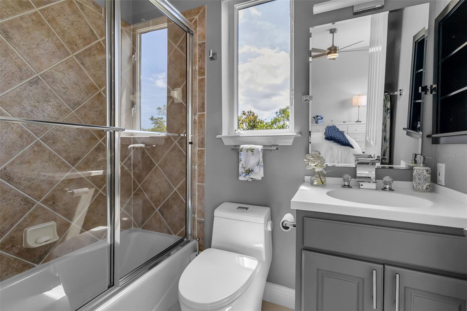 Image 24 of 41 For 1915 Harbour Links Circle 6