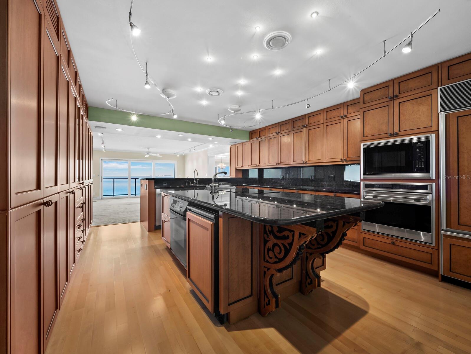 Image 24 of 75 For 4712 Ocean Boulevard W10