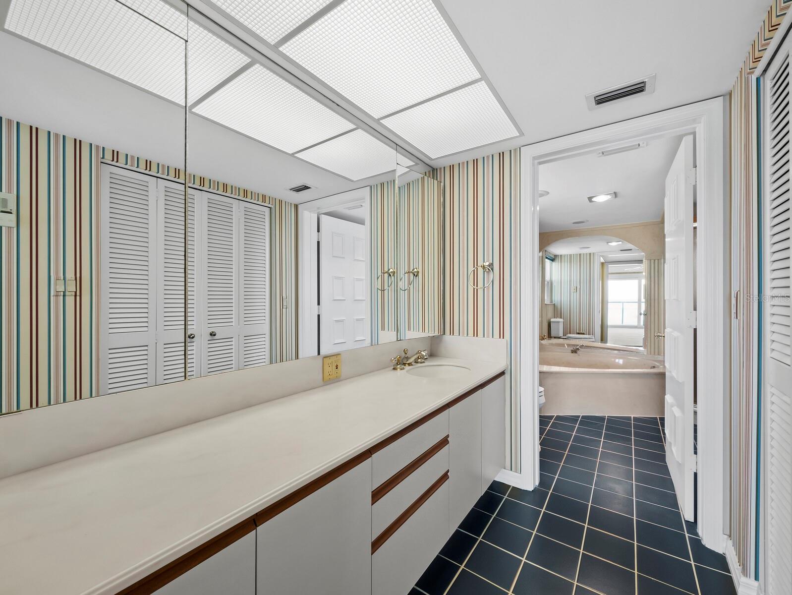 Image 36 of 75 For 4712 Ocean Boulevard W10