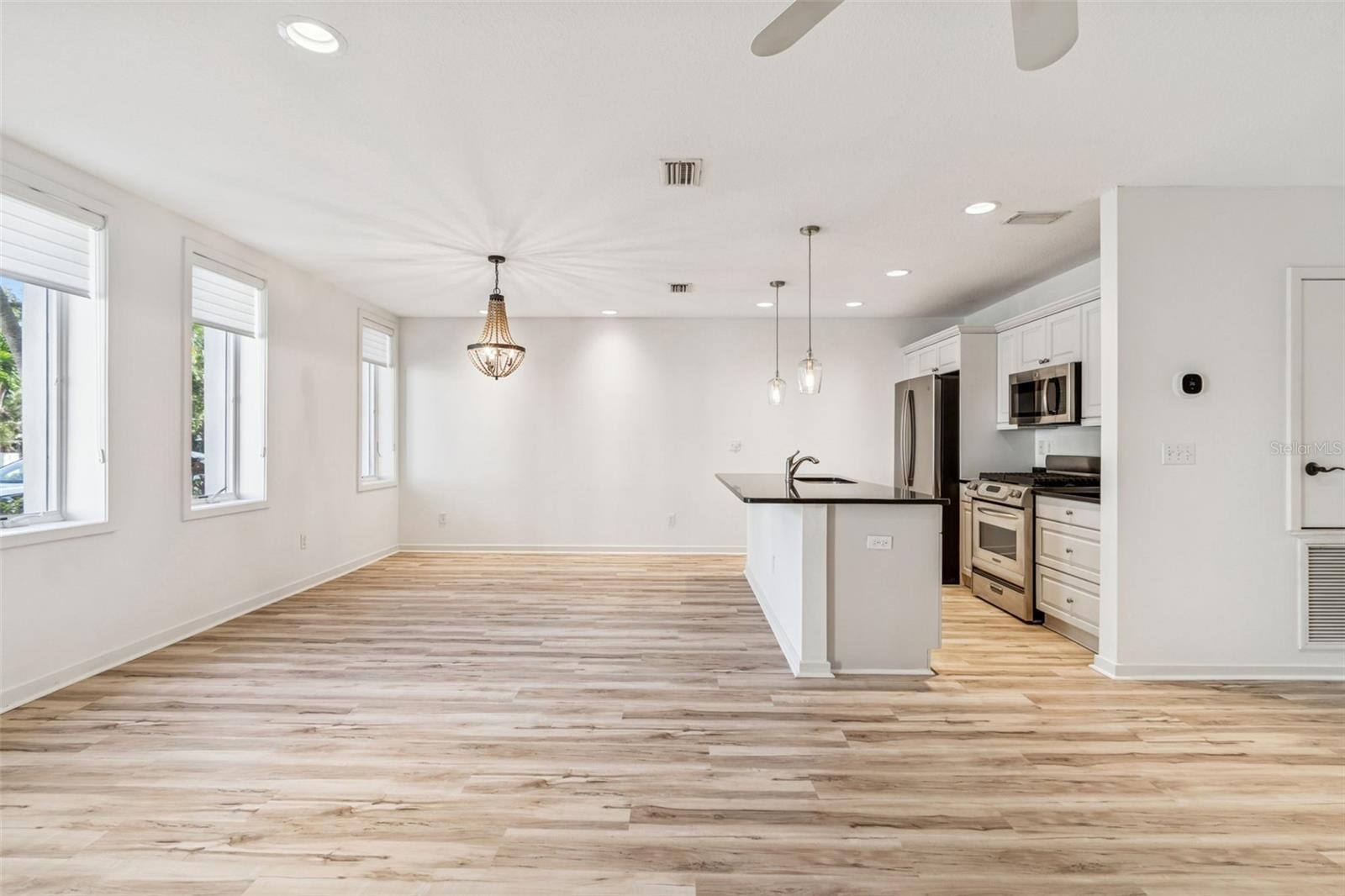 Image 4 of 39 For 1685 Laurel Street 3