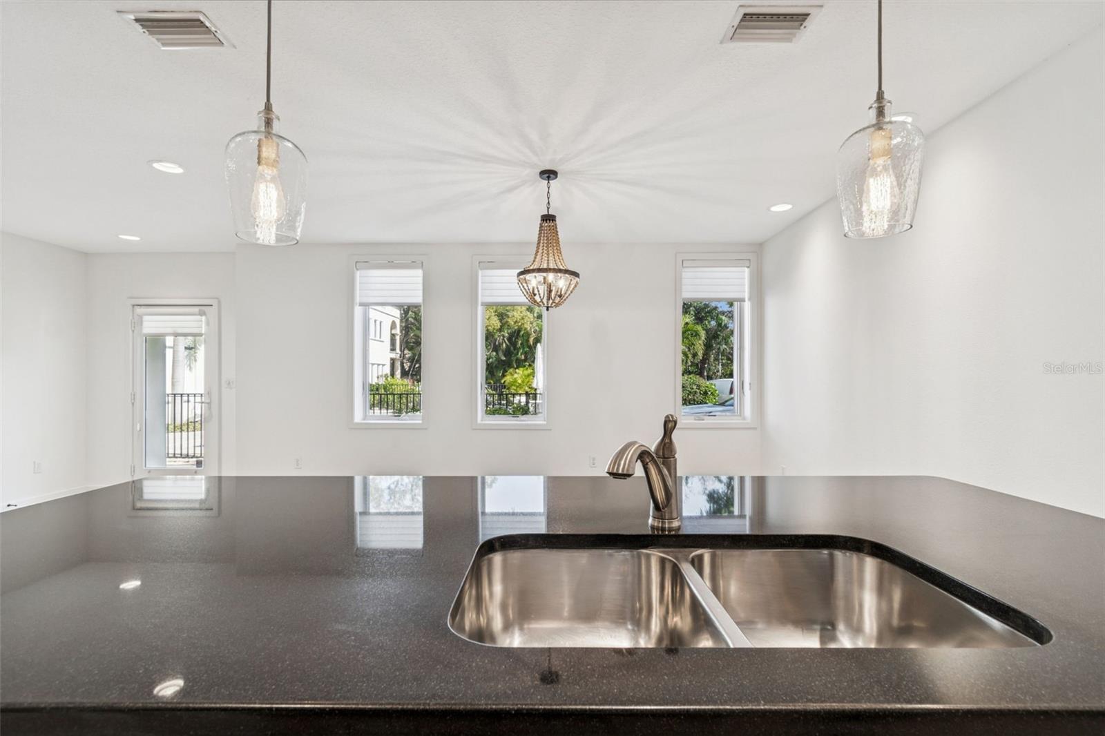 Image 8 of 39 For 1685 Laurel Street 3