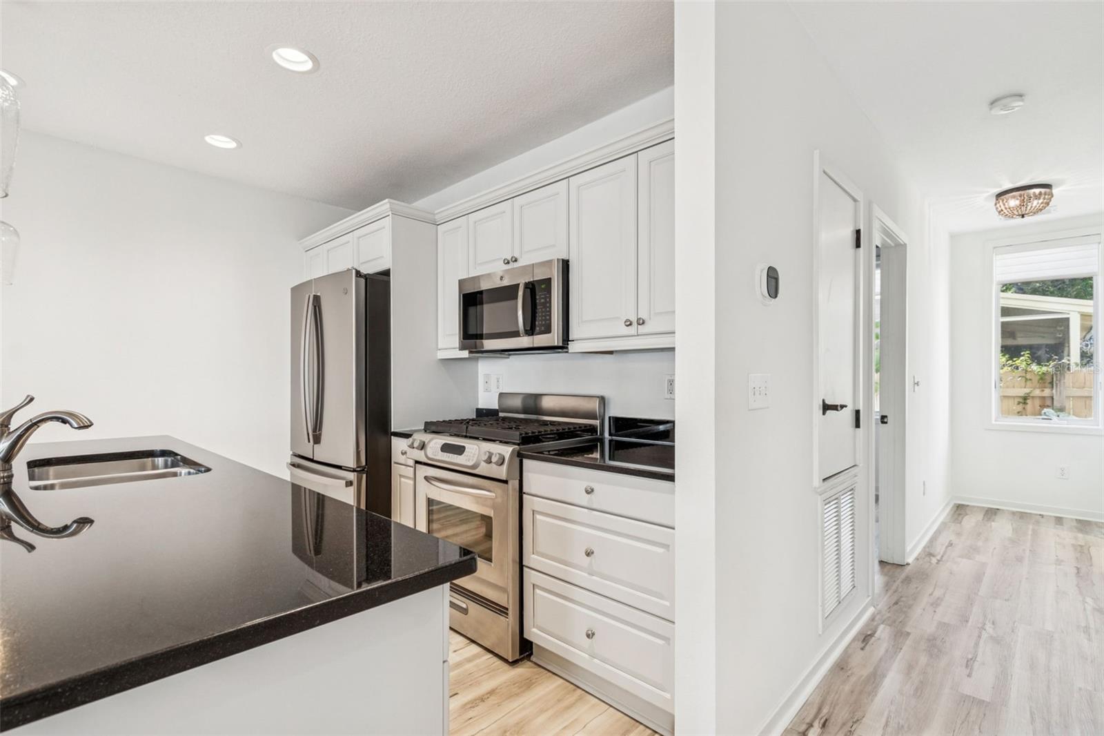 Image 9 of 39 For 1685 Laurel Street 3