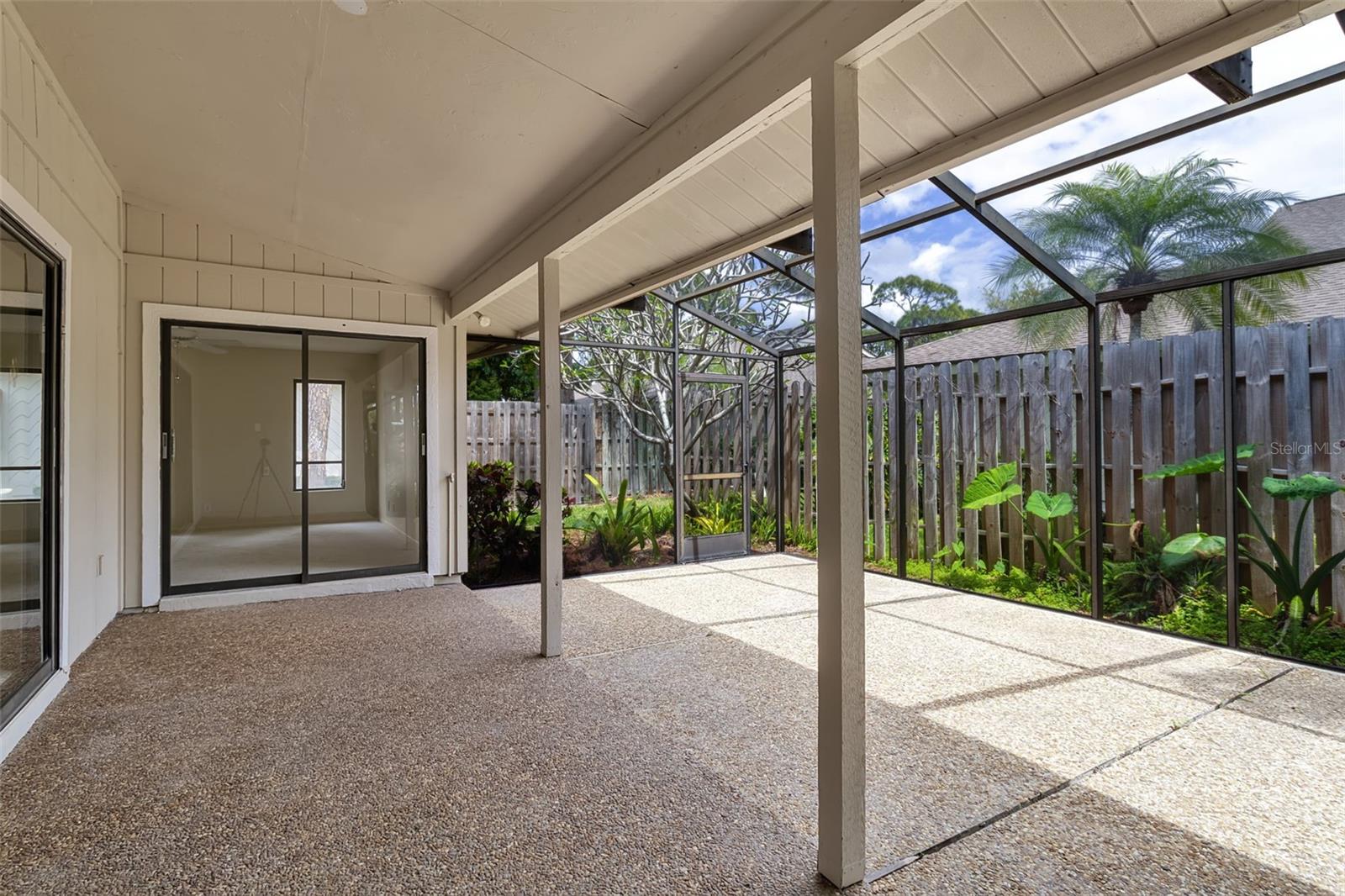 Image 17 of 40 For 7935 Woodpointe Court 21