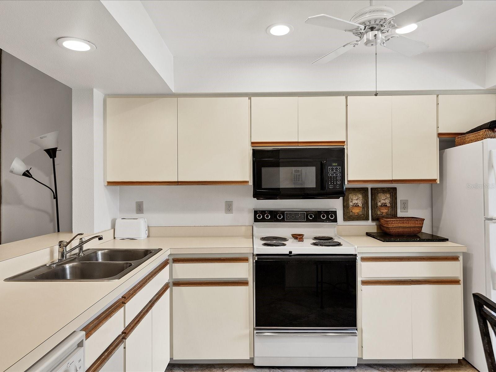 Image 16 of 28 For 4440 Weybridge  4440