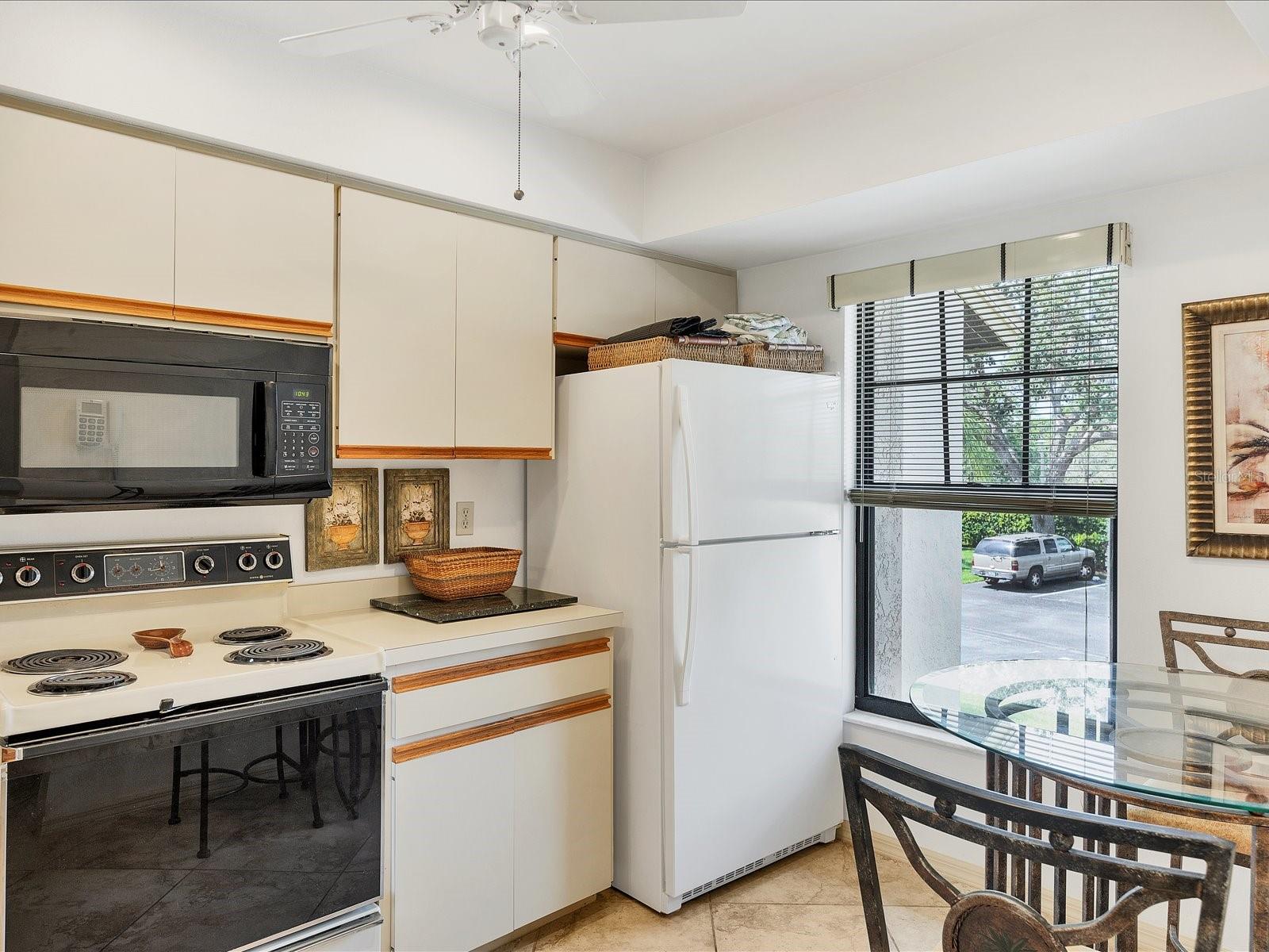 Image 17 of 28 For 4440 Weybridge  4440