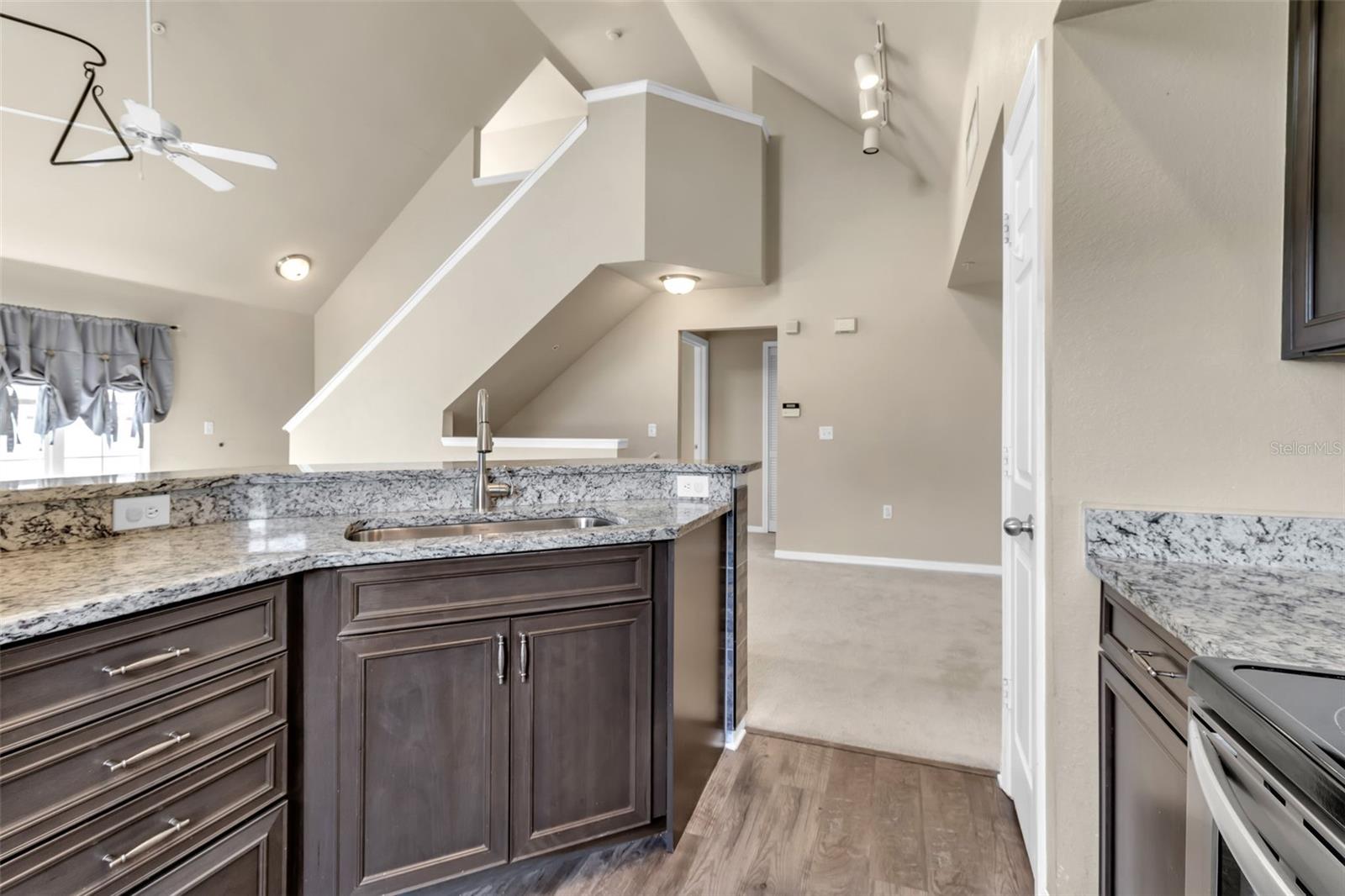 Image 13 of 50 For 5511 Rosehill Road 203