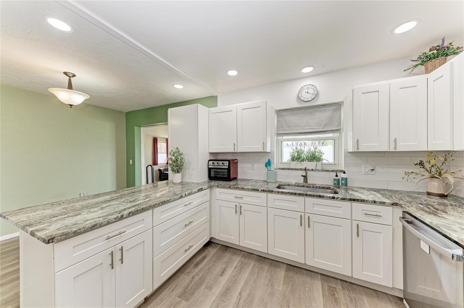 Image 13 of 35 For 2811 33rd Avenue W