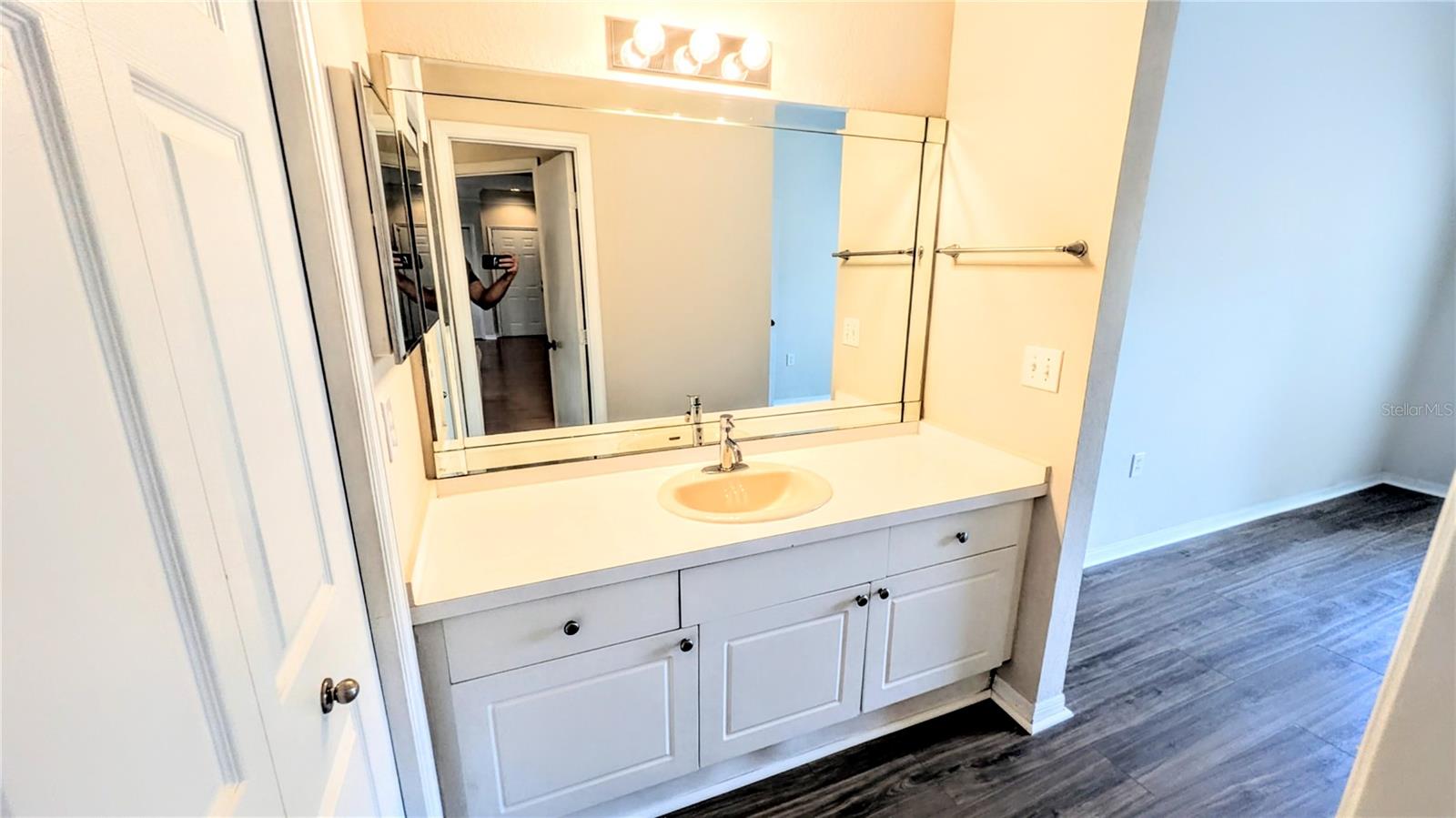 Image 20 of 39 For 5174 Northridge Road 102