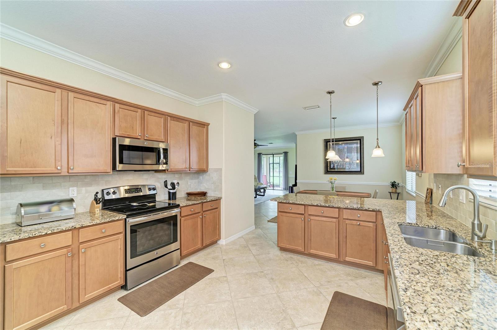 Listing photo id 18 for 6810 Willowshire Way