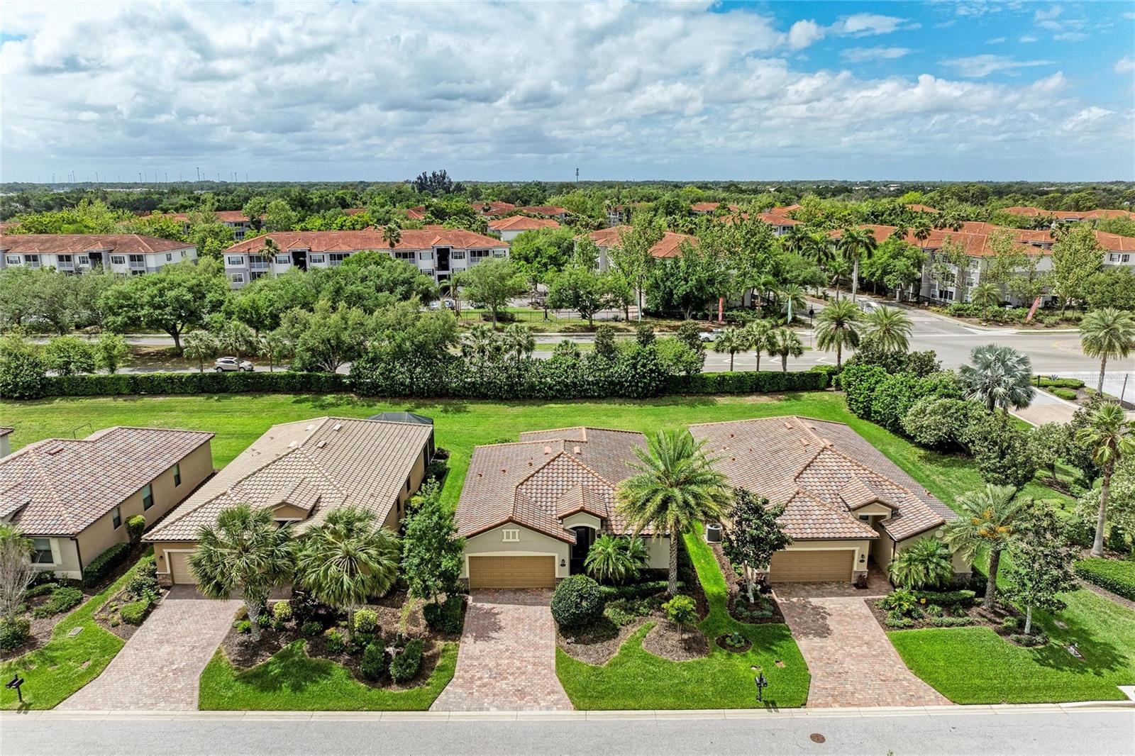 Listing photo id 3 for 6810 Willowshire Way