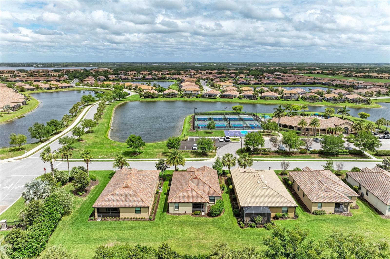 Listing photo id 4 for 6810 Willowshire Way