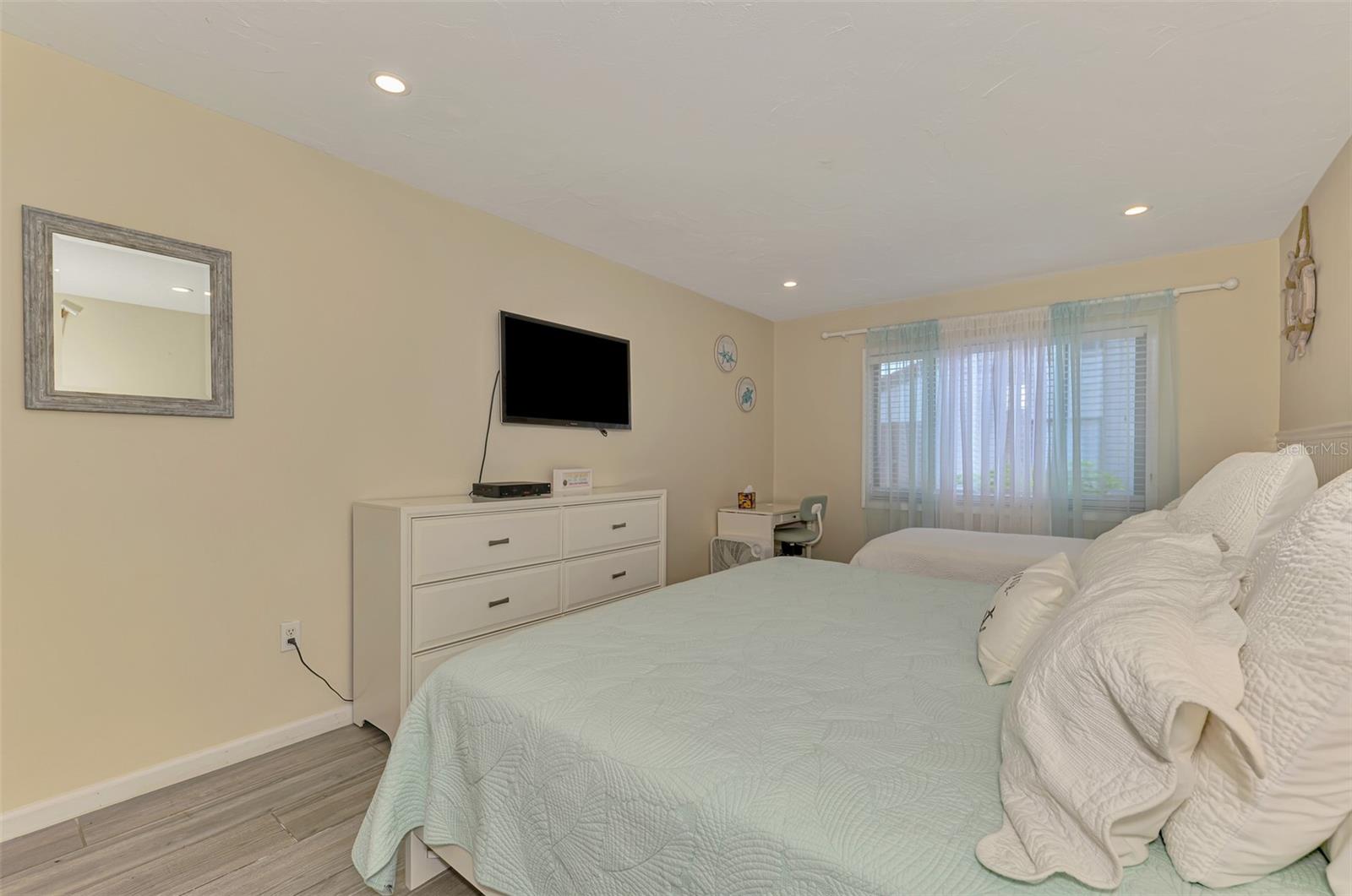 Image 21 of 39 For 1612 Stickney Point Road 1612-1