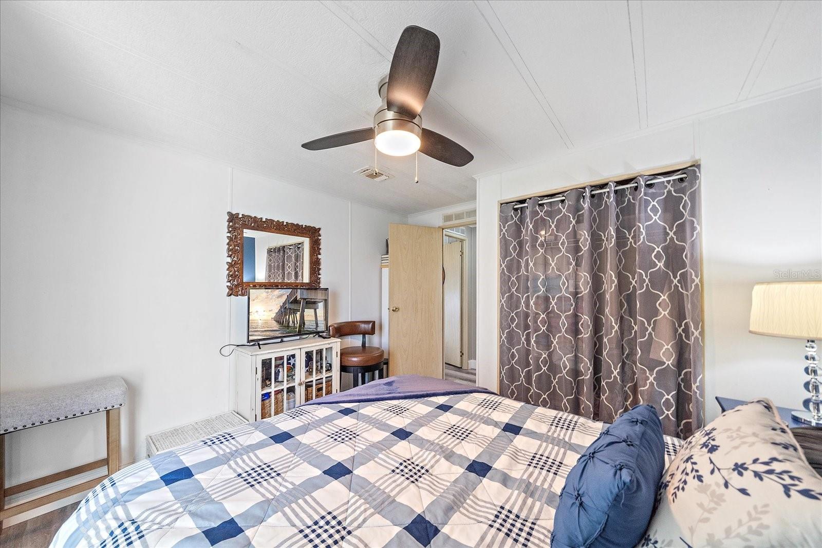 Image 21 of 31 For 137 Lakeview Drive 137