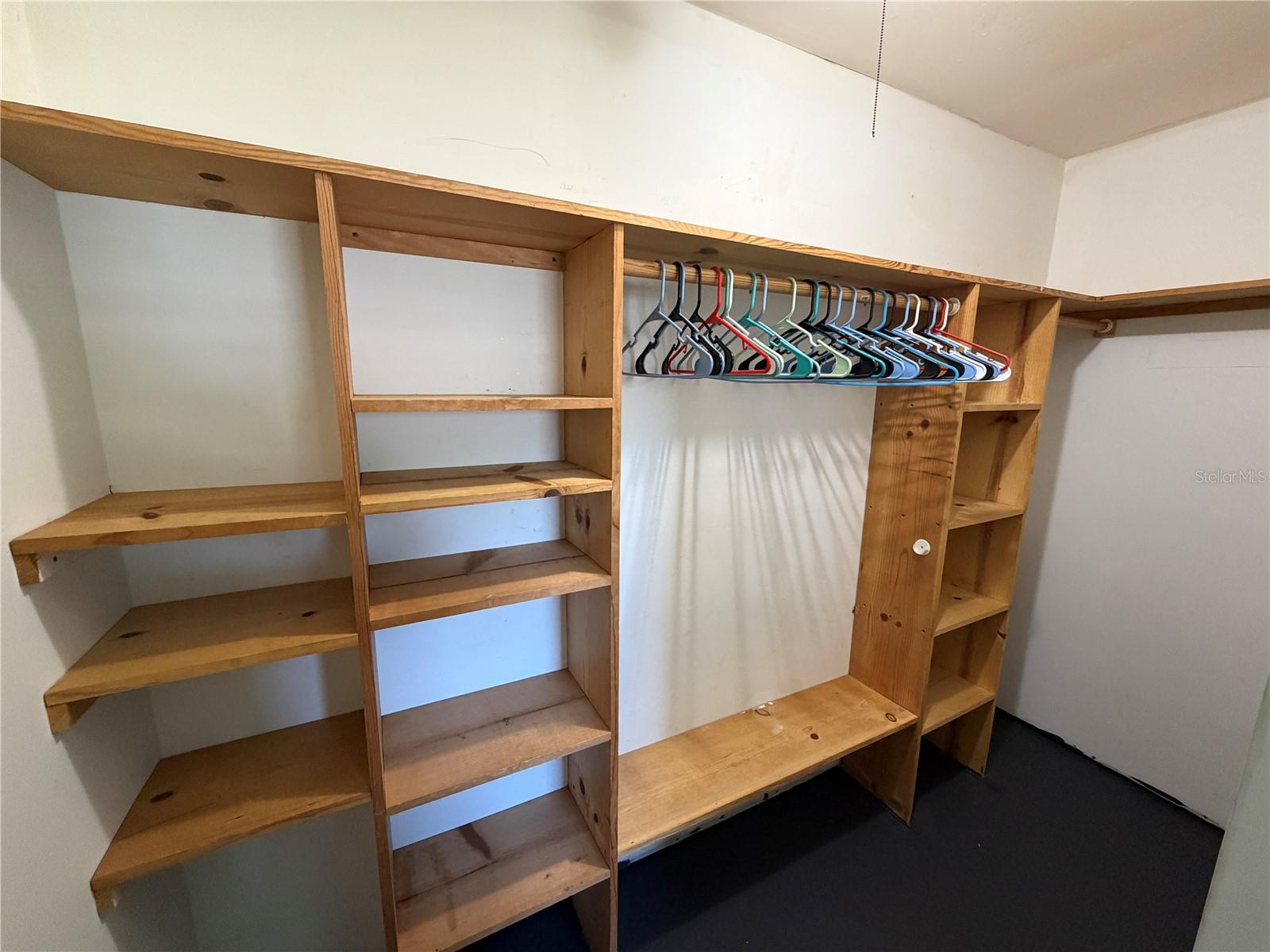 Image 7 of 33 For 27 Farmbrook Lane