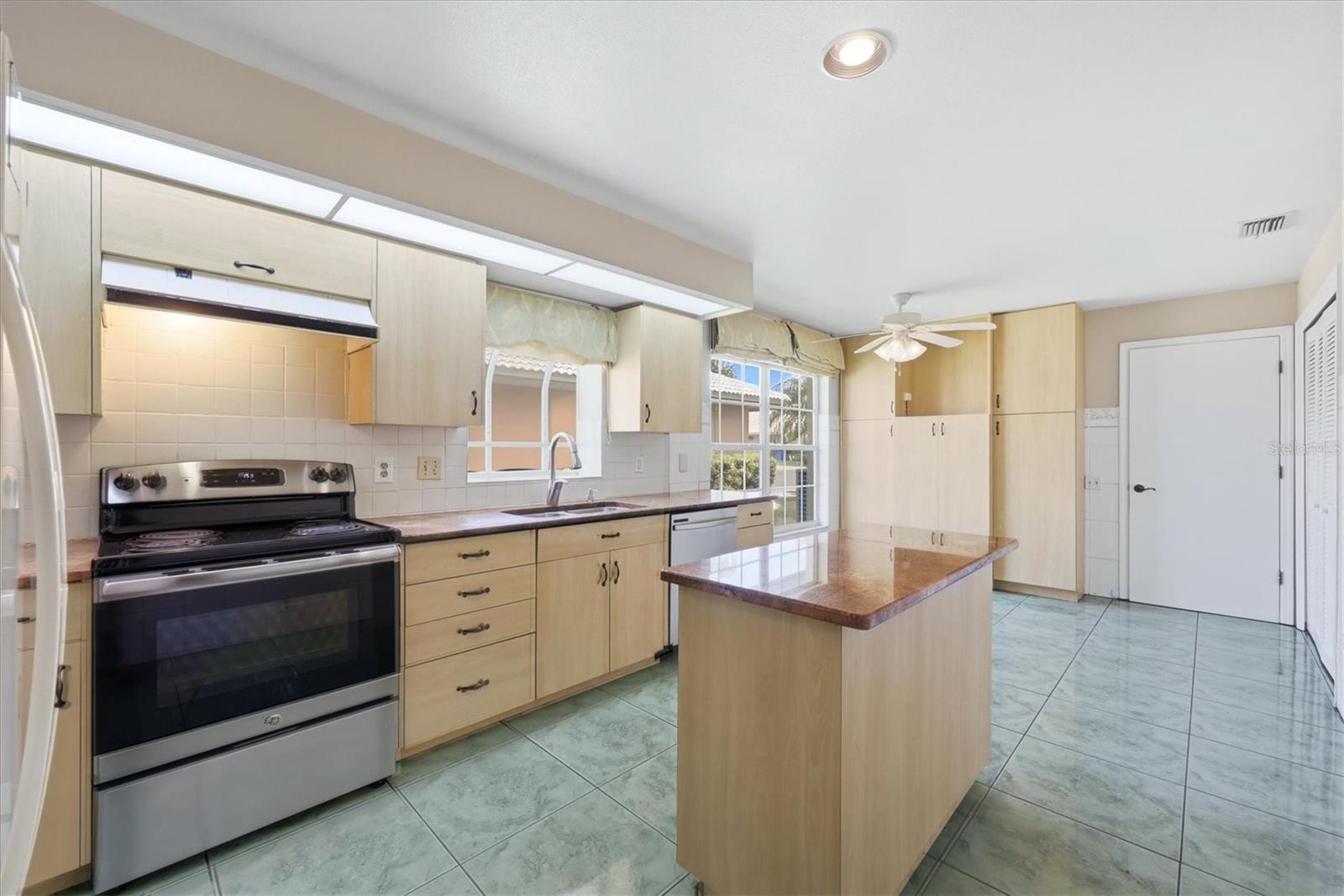 Image 12 of 39 For 4738 Dundee Drive