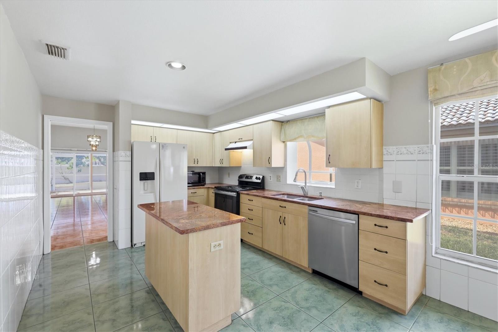 Image 14 of 39 For 4738 Dundee Drive