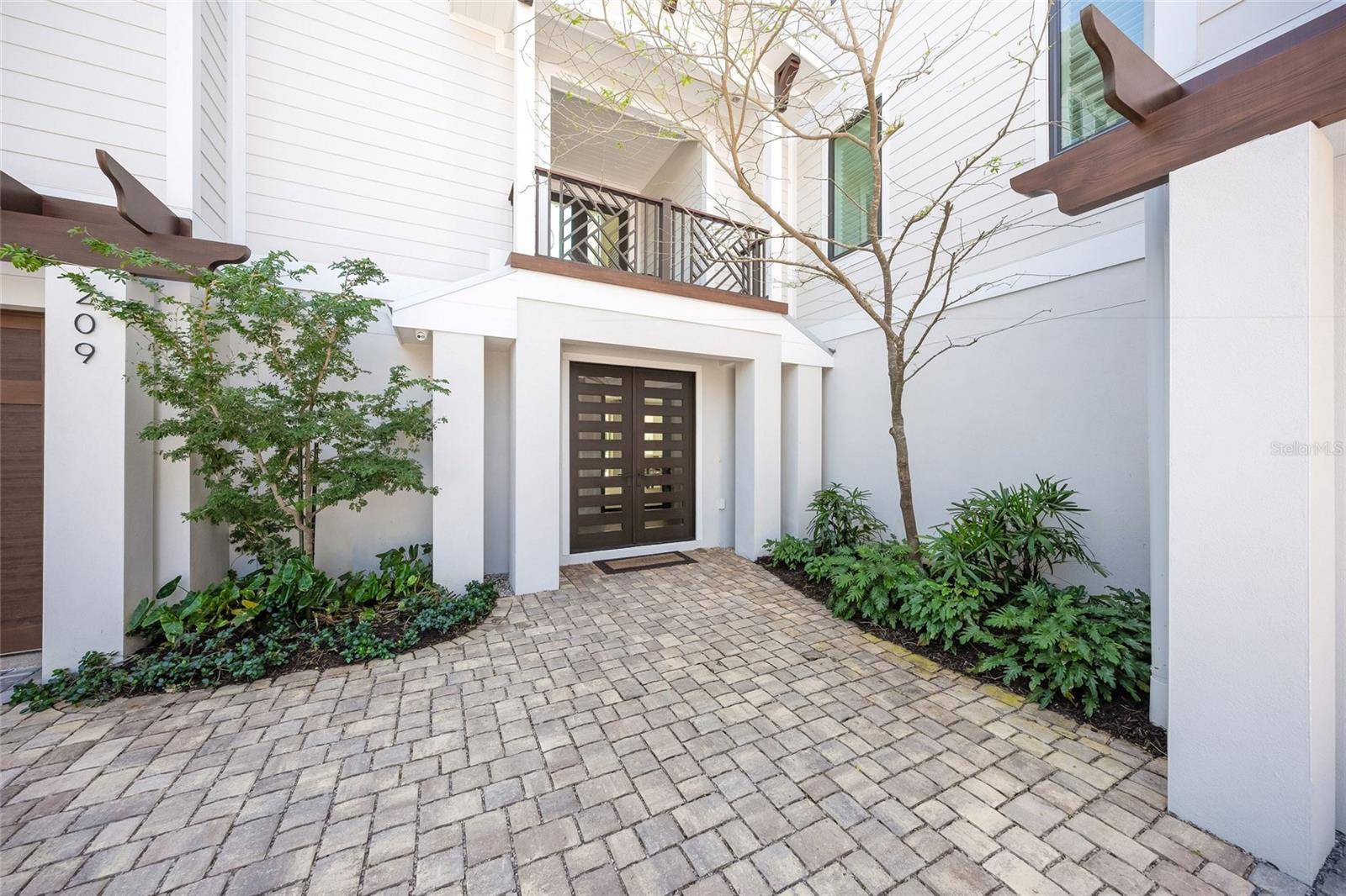 Image 10 of 85 For 209 Willow Avenue