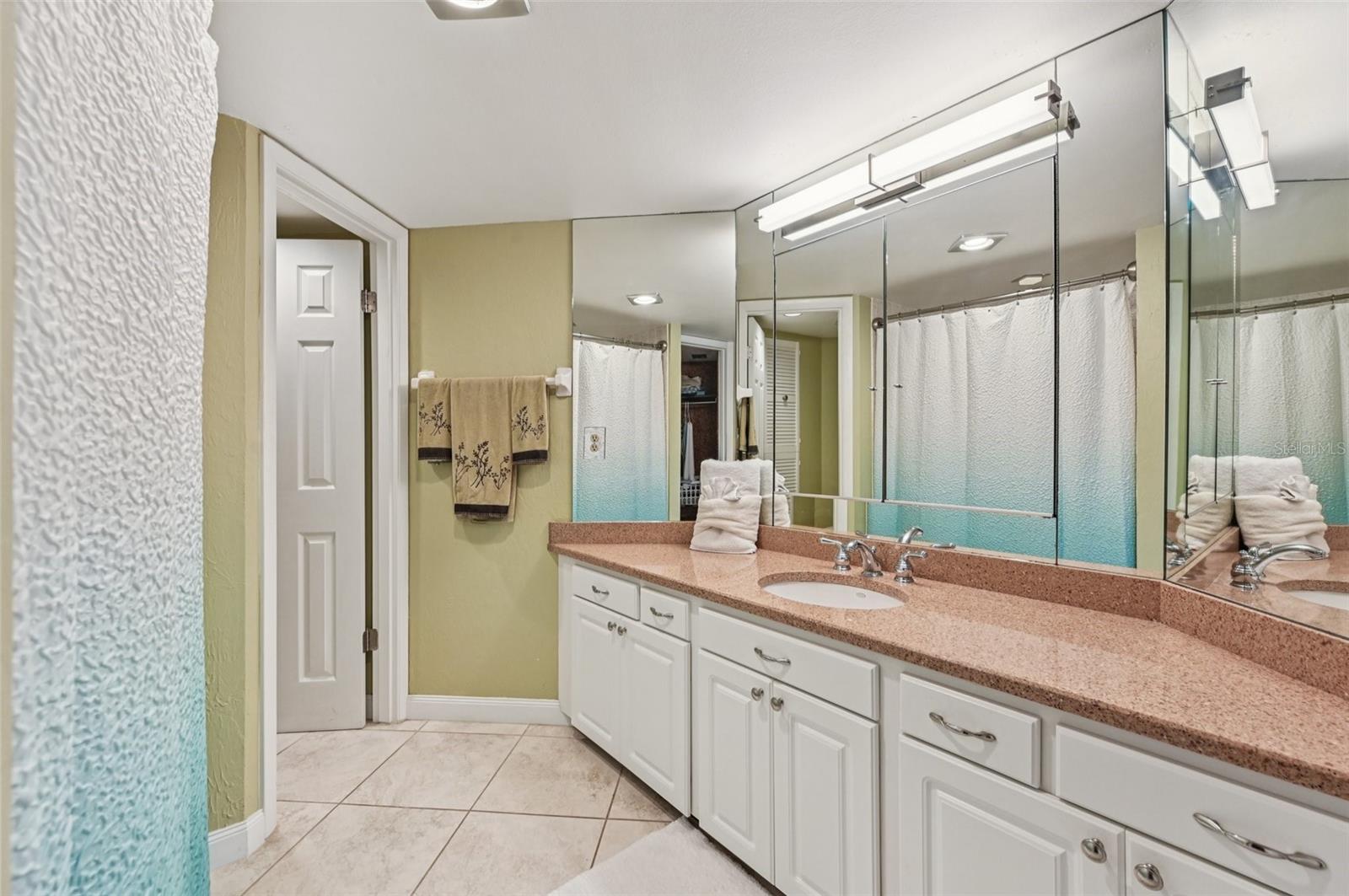 Image 34 of 42 For 8710 Midnight Pass Road 203b