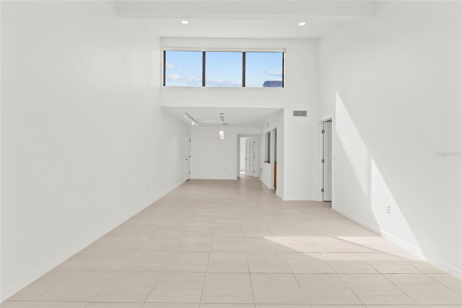 Image 11 of 52 For 1511 Pelican Point Drive 279