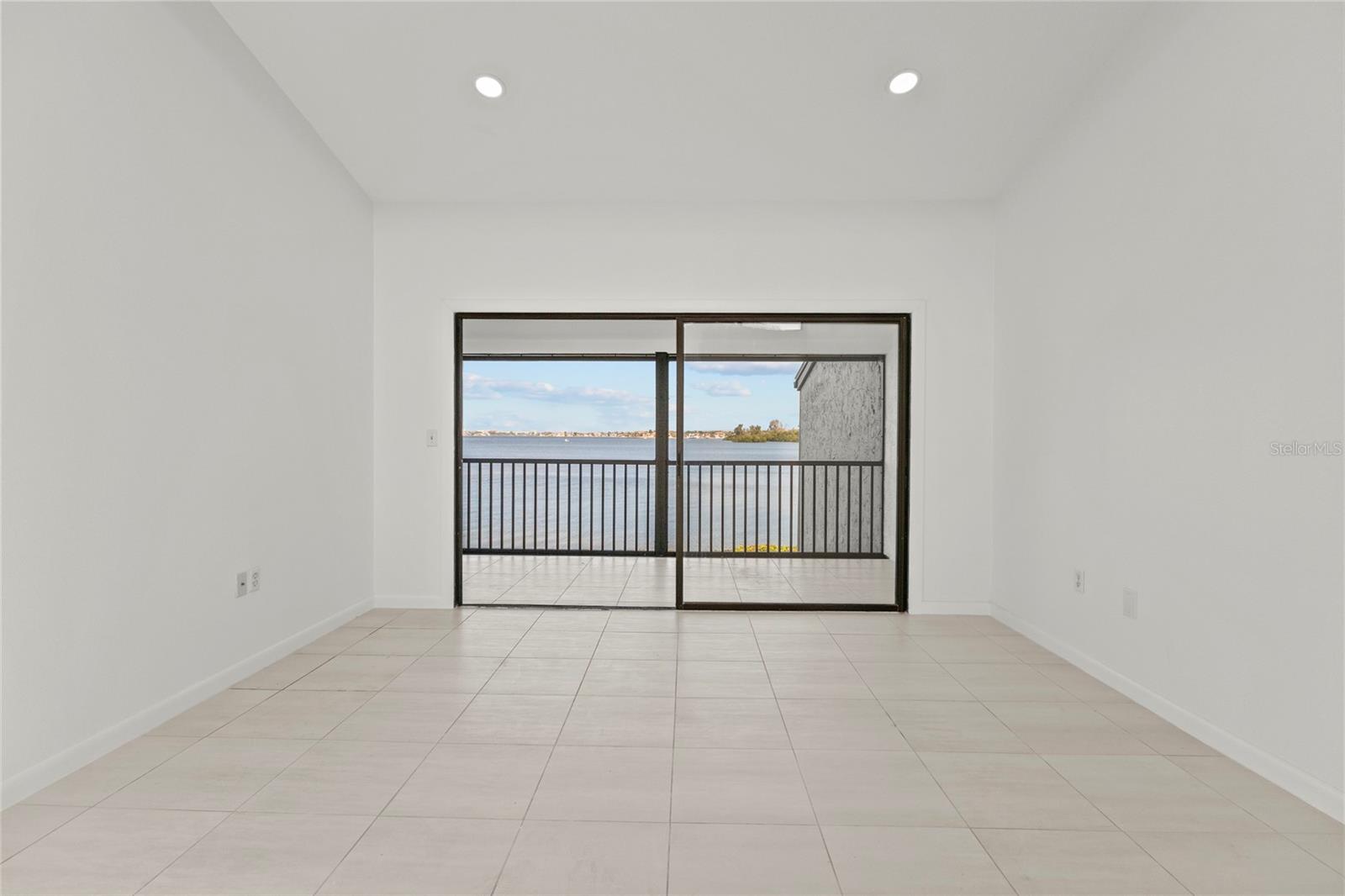 Image 14 of 52 For 1511 Pelican Point Drive 279