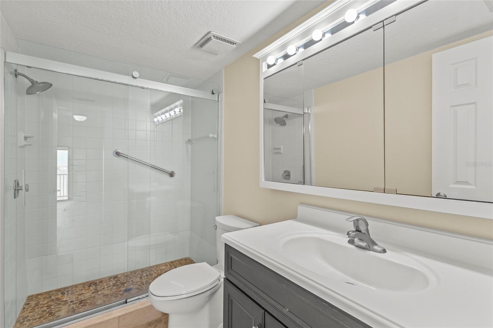 Image 20 of 52 For 1511 Pelican Point Drive 279