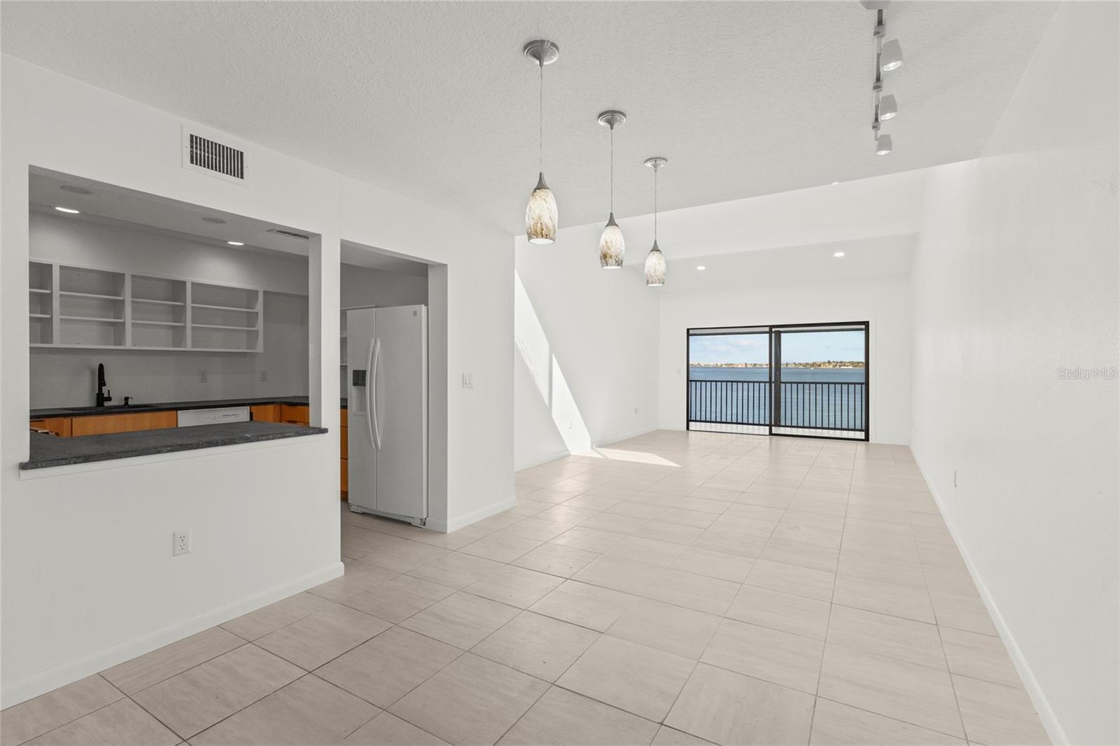 Image 5 of 52 For 1511 Pelican Point Drive 279