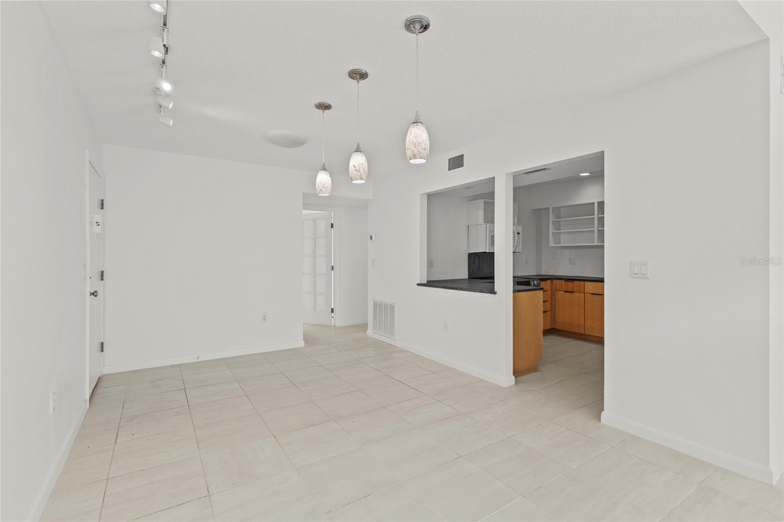 Image 6 of 52 For 1511 Pelican Point Drive 279