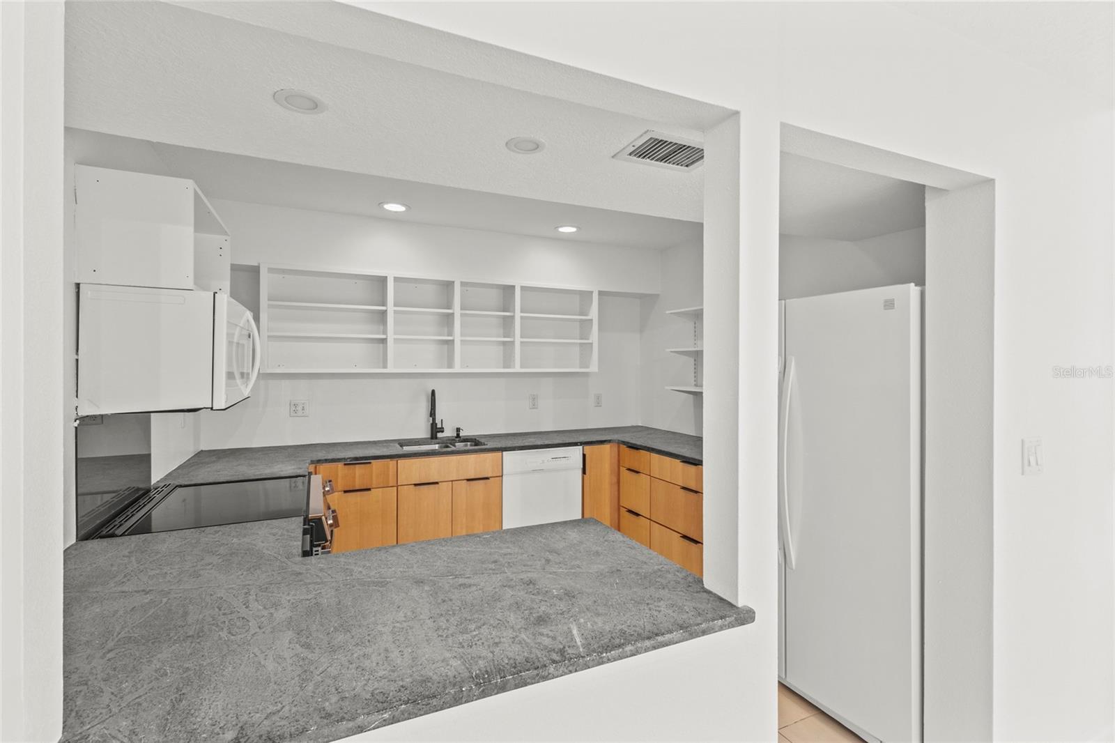 Image 7 of 52 For 1511 Pelican Point Drive 279