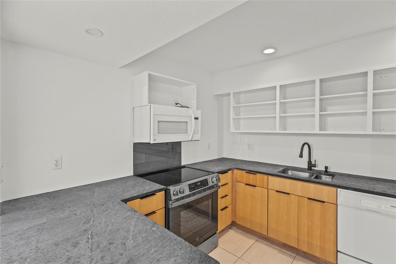 Image 8 of 52 For 1511 Pelican Point Drive 279