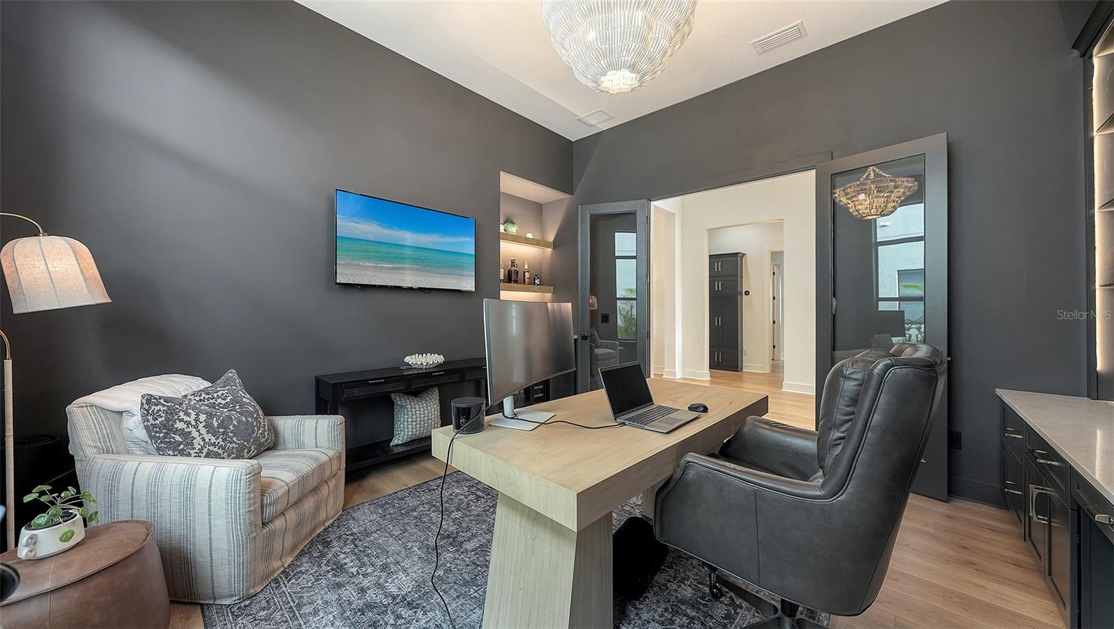 Listing photo id 39 for 4513 Mondrian Court