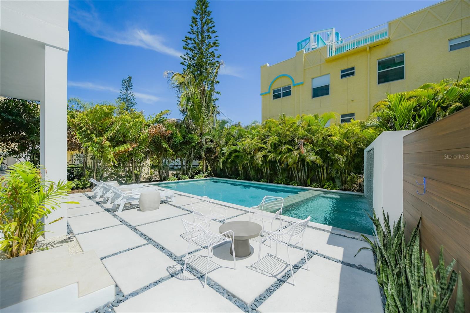 Image 12 of 51 For 329 Beach Road A