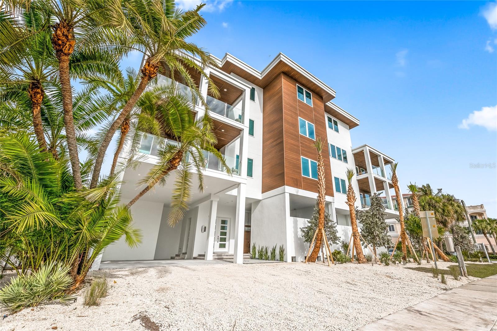 Image 14 of 51 For 329 Beach Road A