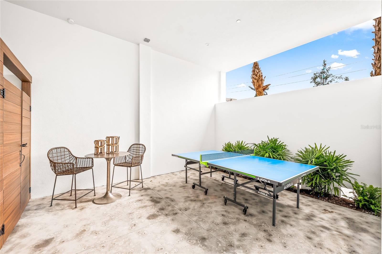 Image 16 of 51 For 329 Beach Road A