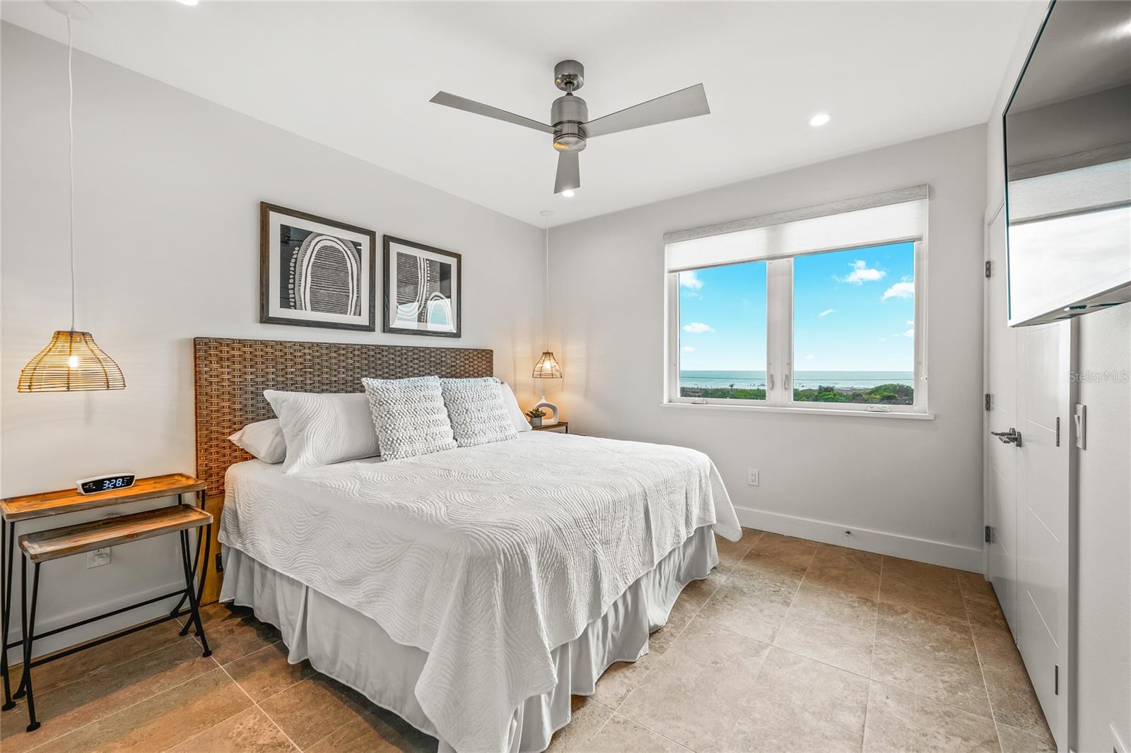 Image 24 of 51 For 329 Beach Road A