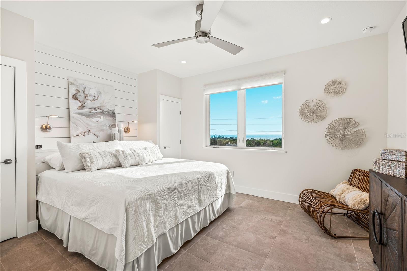 Image 32 of 51 For 329 Beach Road A