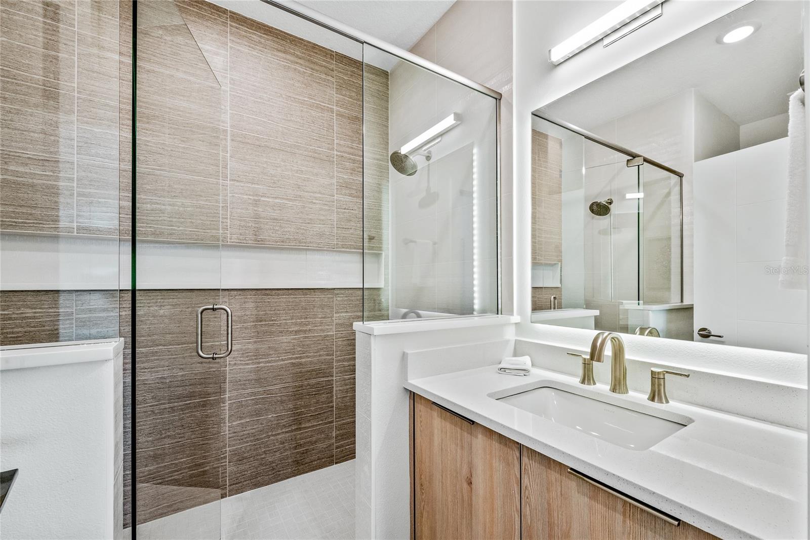 Image 42 of 51 For 329 Beach Road A