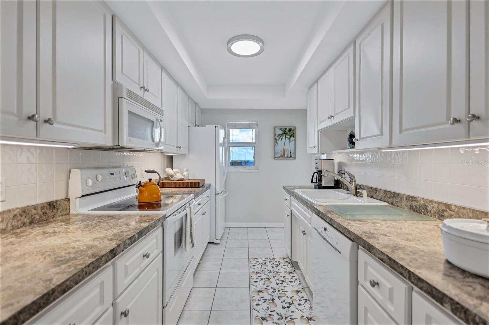 Image 19 of 58 For 6140 Midnight Pass Road 603