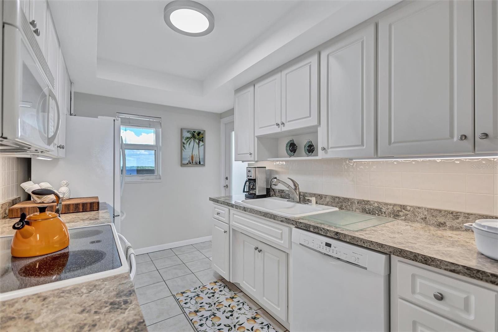 Image 21 of 58 For 6140 Midnight Pass Road 603