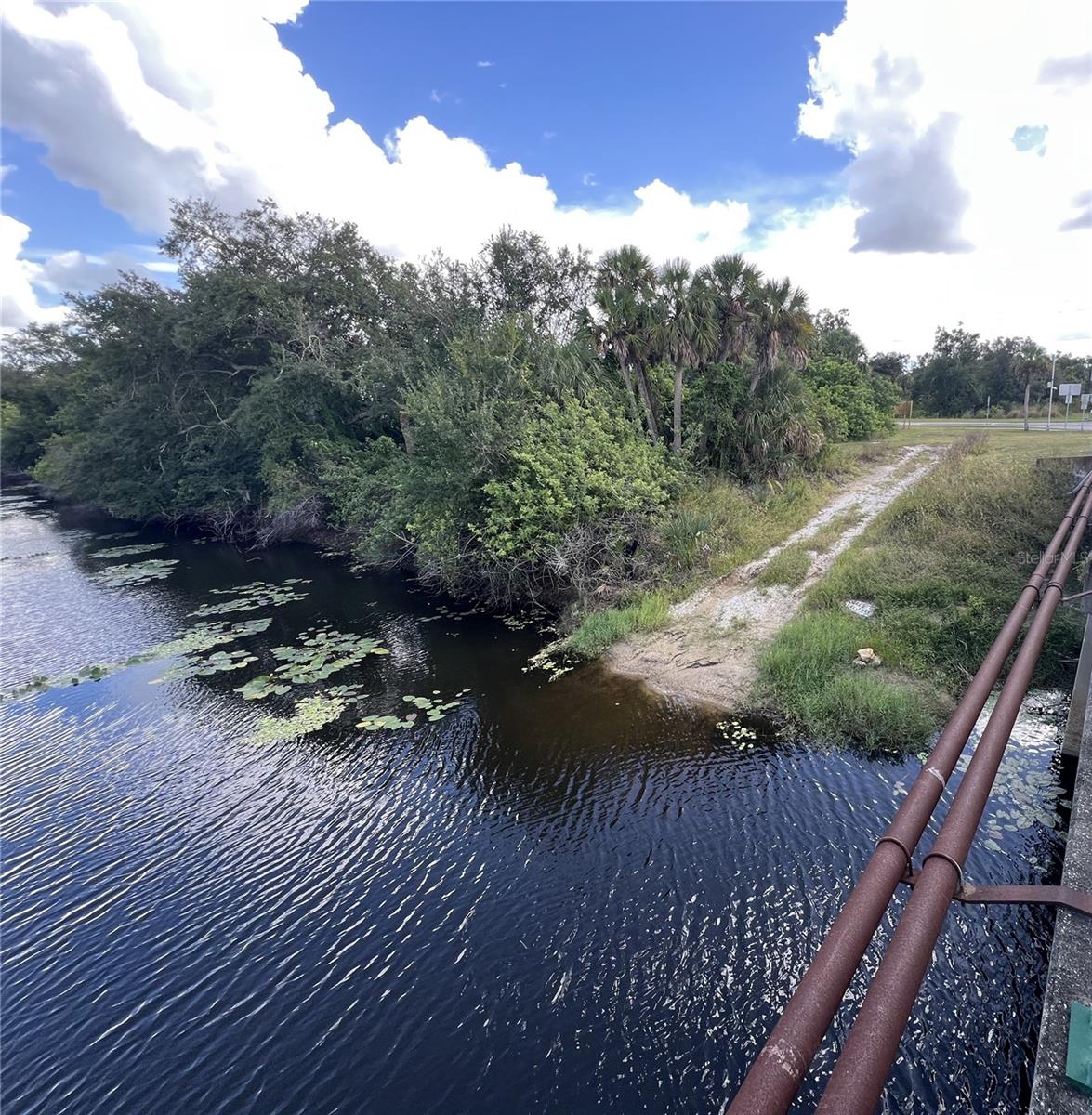 Listing photo id 8 for Raywood Avenue