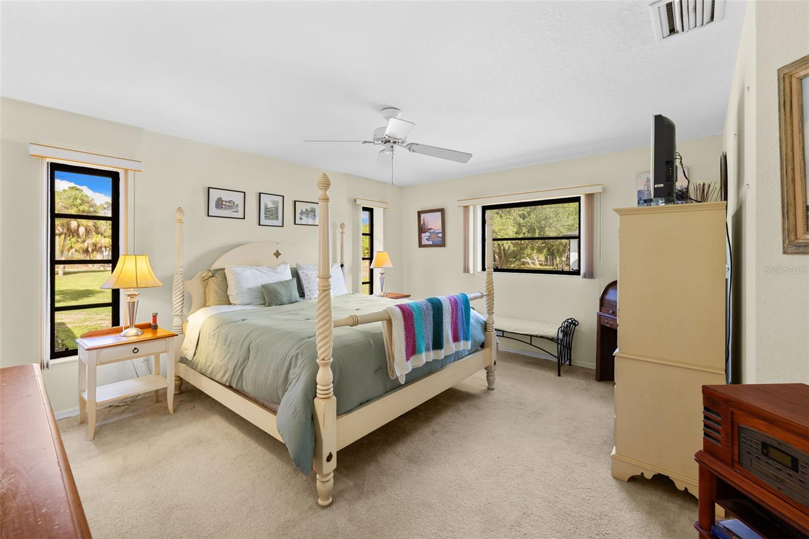 Listing photo id 22 for 4607 Atwater Drive