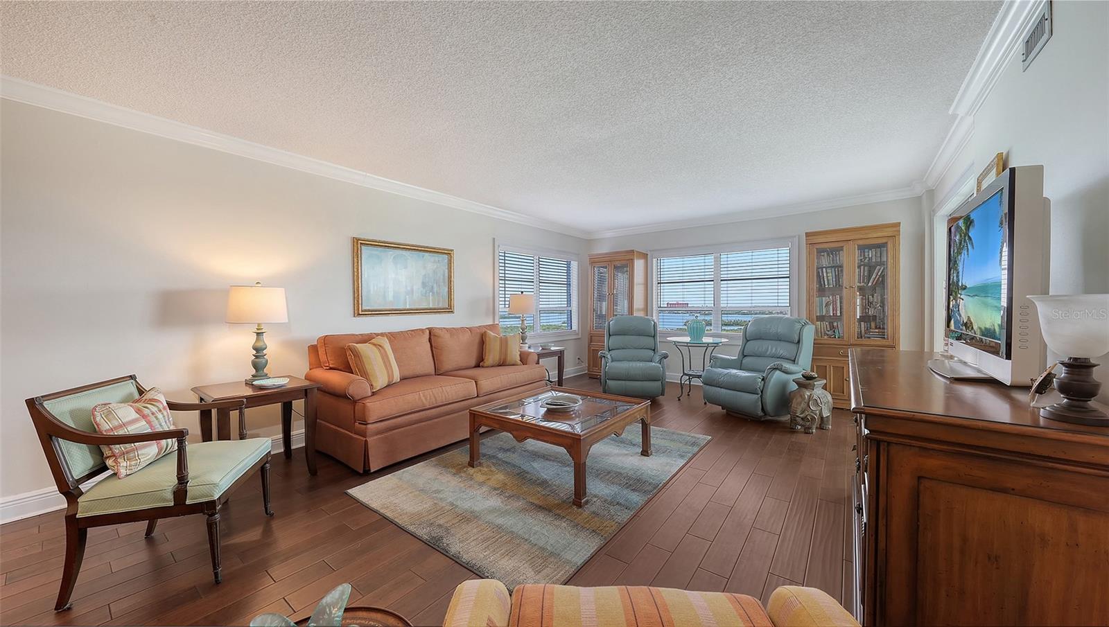 Image 10 of 69 For 9393 Midnight Pass Road P4