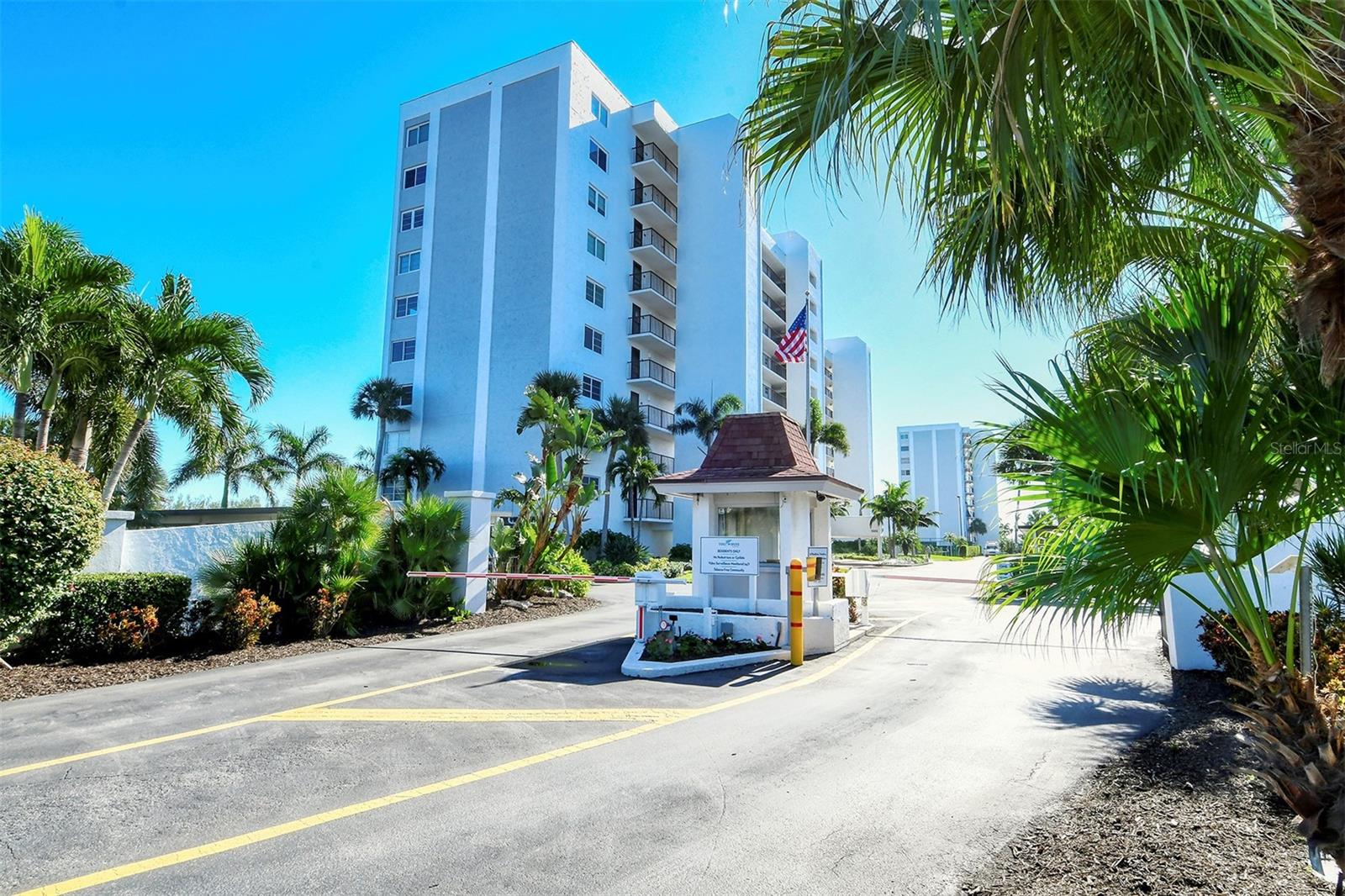 Image 44 of 69 For 9393 Midnight Pass Road P4