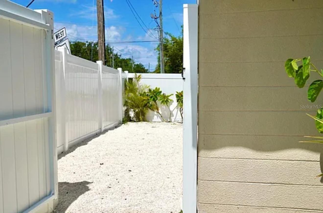 Listing photo id 14 for 1761 Siesta Drive