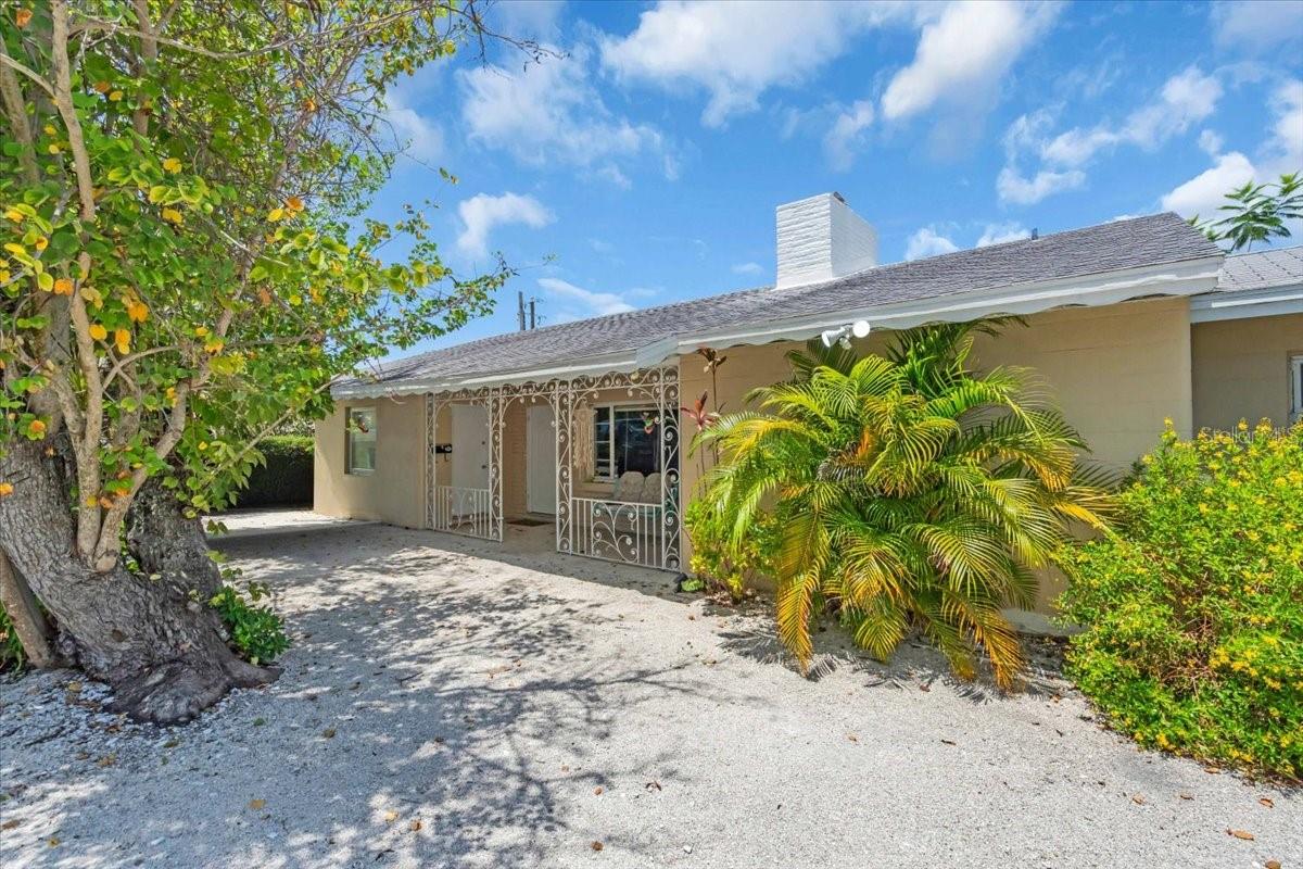 Listing photo id 20 for 1761 Siesta Drive