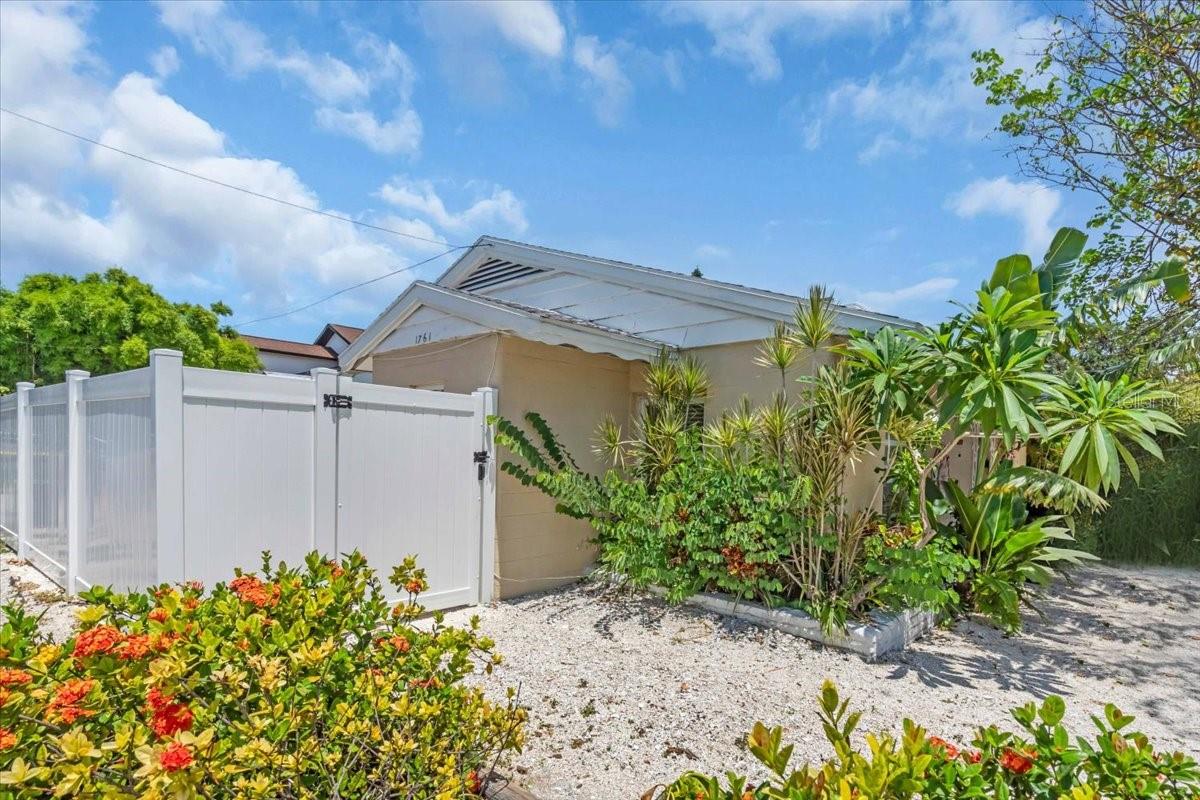 Listing photo id 21 for 1761 Siesta Drive