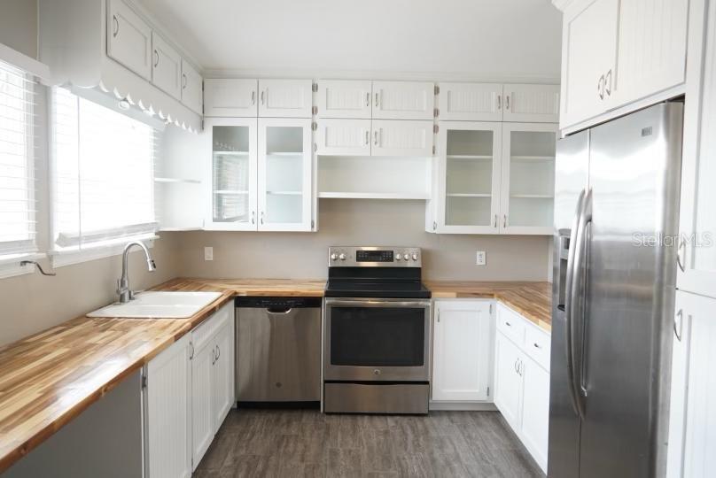 Listing photo id 2 for 1761 Siesta Drive