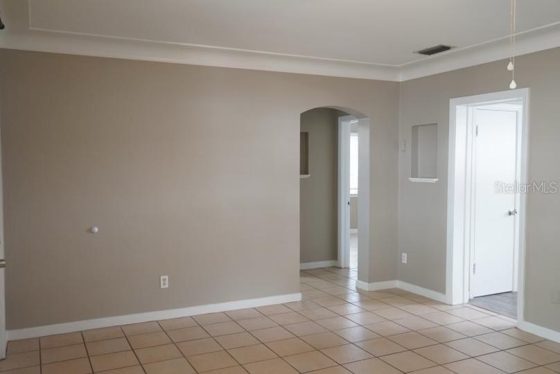 Listing photo id 3 for 1761 Siesta Drive