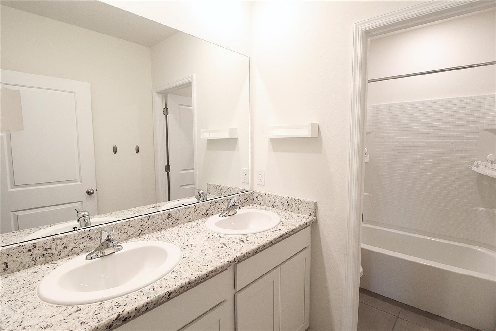 Image 15 of 41 For 16474 Woodside Glen